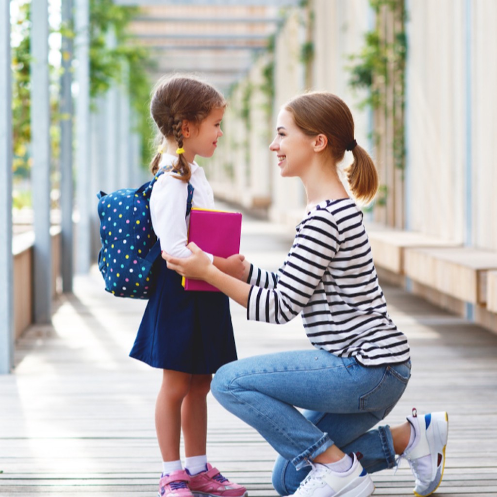 出かける前のママと子ども
