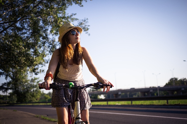 自転車に乗る女性のイメージ