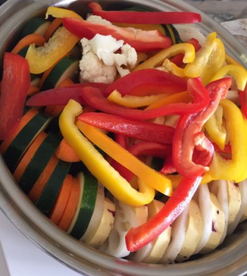 硬めの野菜から順に鍋に並べ最後にホタテ