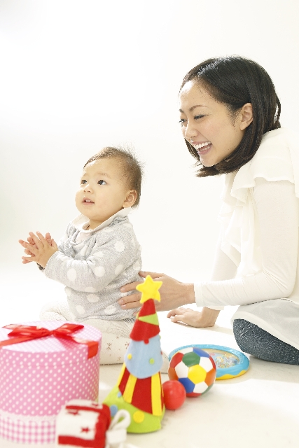 ママと赤ちゃんが一緒に遊ぶ