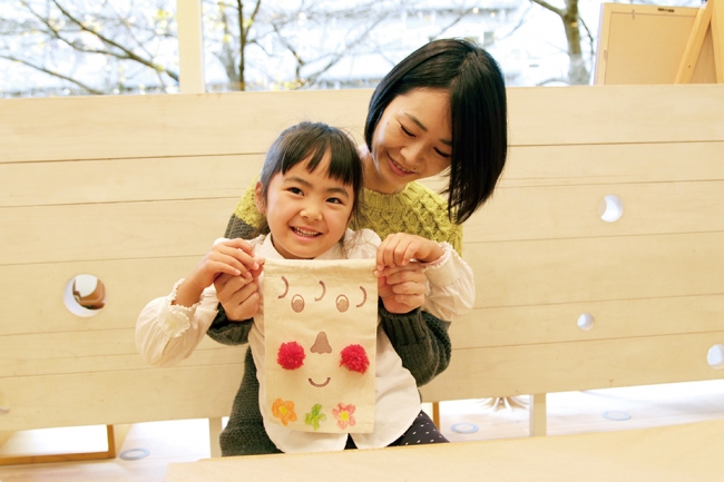 ママと子どもが巾着を持って笑顔