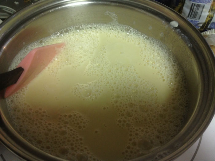 豆乳とメープルシロップを温める