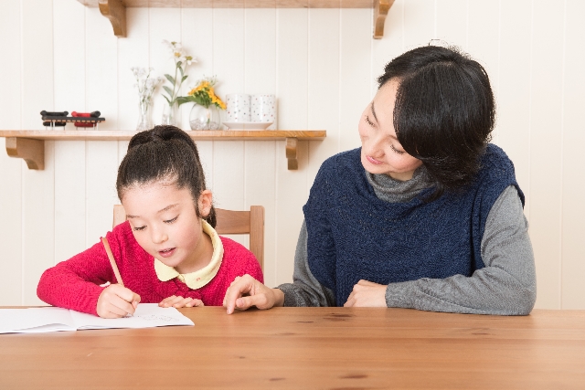 勉強をしている子どもと見ているママ