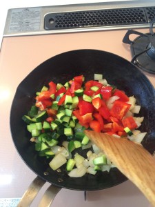  刻んだ野菜を炒める