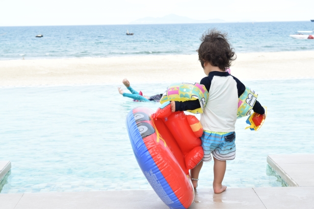 海に入ろうとしている子ども