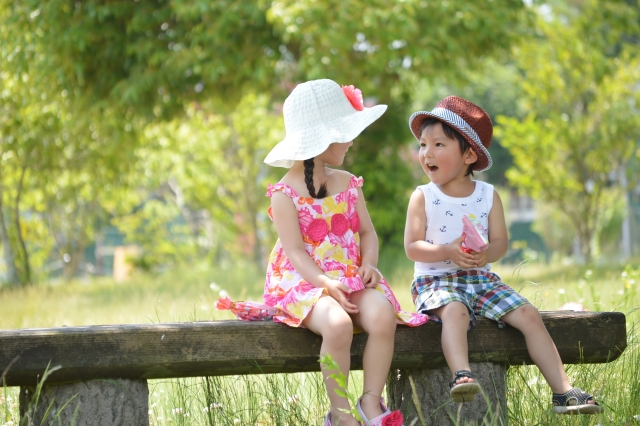 ベンチに座る男の子と女の子