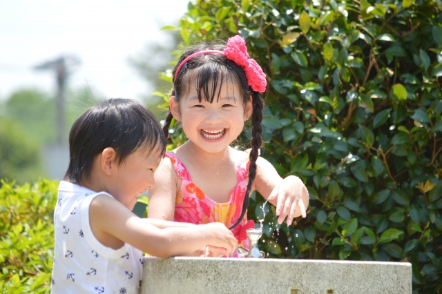 水遊びをする女の子と男の子