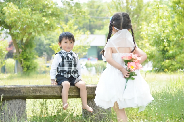 男の子に花を渡そうしている女の子