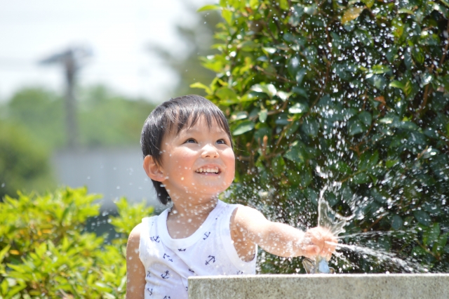 水遊びをする男の子