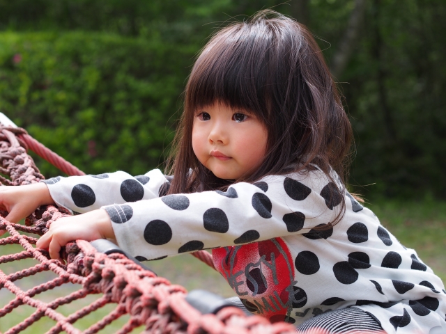 公園で半ベソの女の子