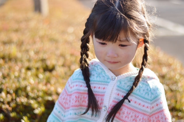 泣きべそをかく女の子