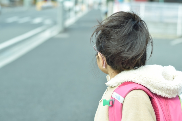 道路に立つ女の子