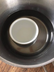 水の入った陶器