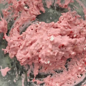 ピンクの白玉団子の材料を混ぜる