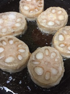 フライパンでれんこんサンドを焼く