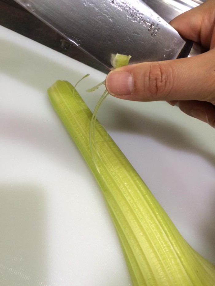 茎の部分は筋をピーラーなどで取る。