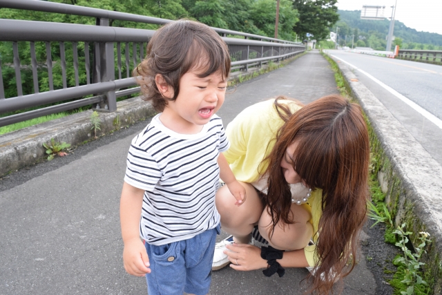 転んで泣く子ども