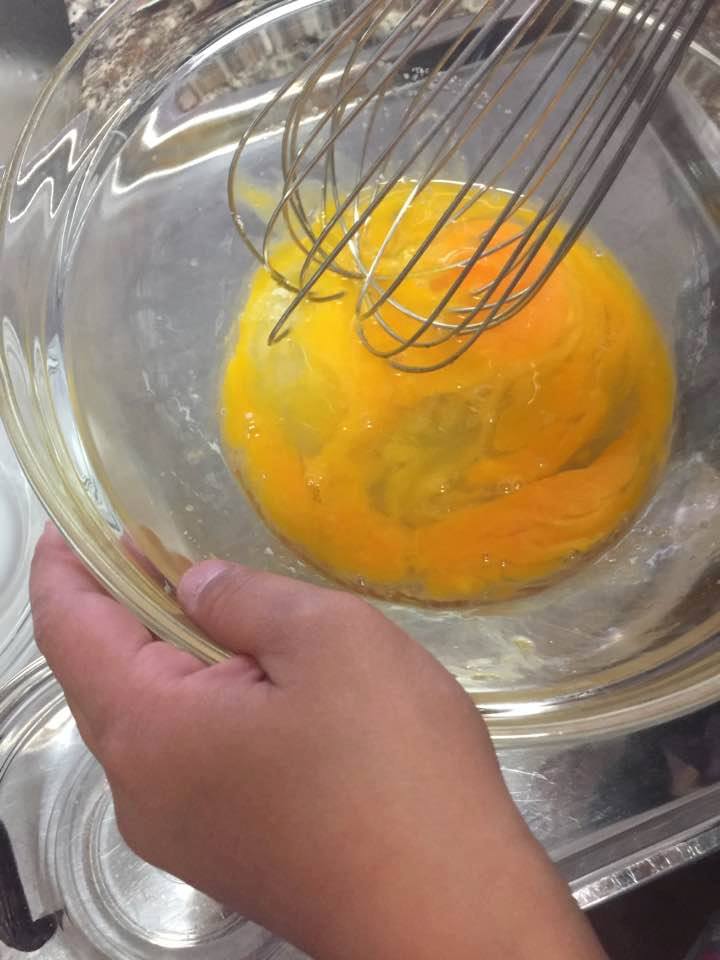卵をかき混ぜる