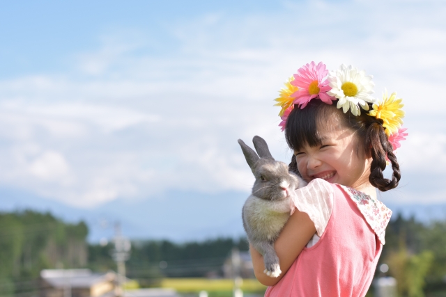 うさぎを抱っこしている女の子