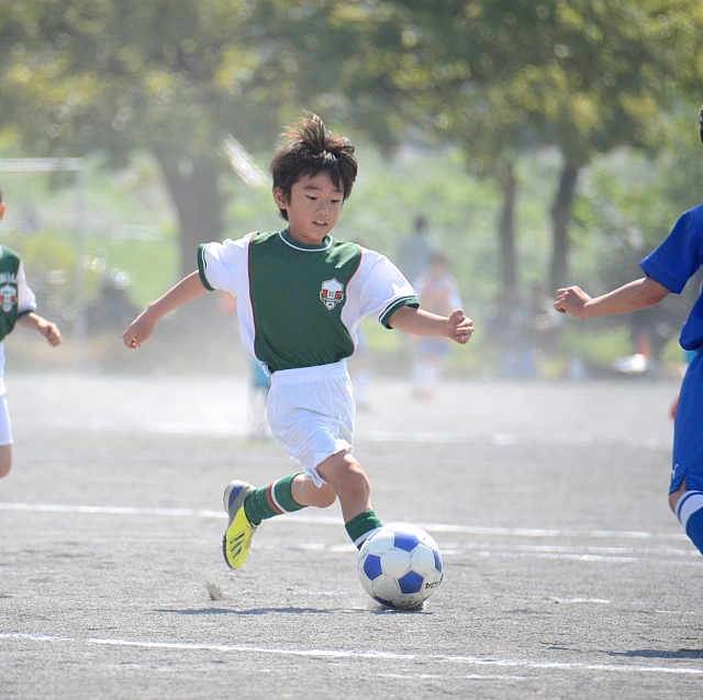 サッカーをしている子ども