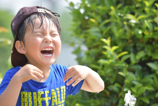 水遊びをしている子ども