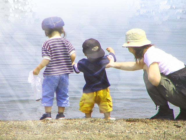 水辺で遊ぶママと子どもたち