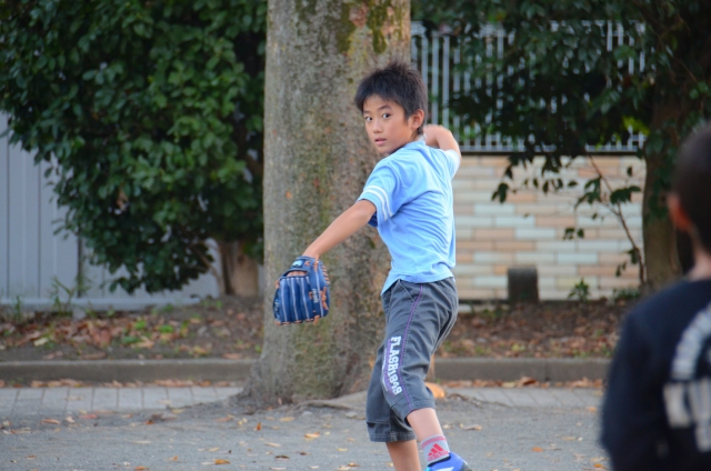 キャッチボールをしている子ども