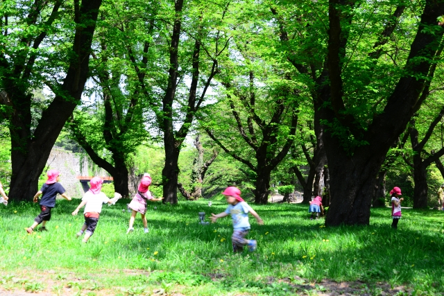 公園で遊ぶ子どもたち