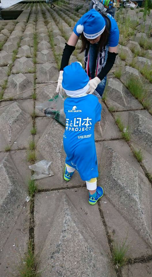 ３歳の男の子ゴミ拾い