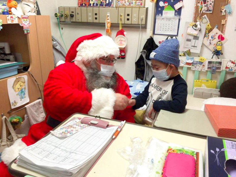 サンタさんが子供と握手