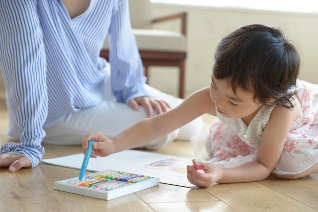 クレヨンで遊ぶ子ども