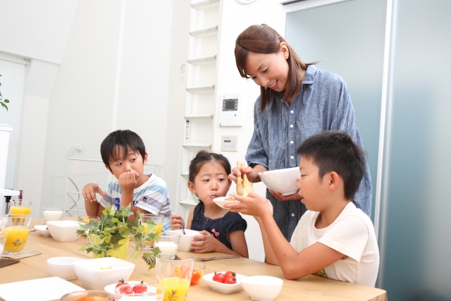 食事中のママと子どもたち