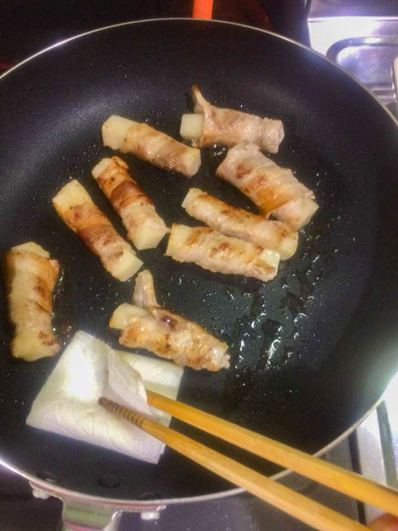 肉巻き餅を炒める