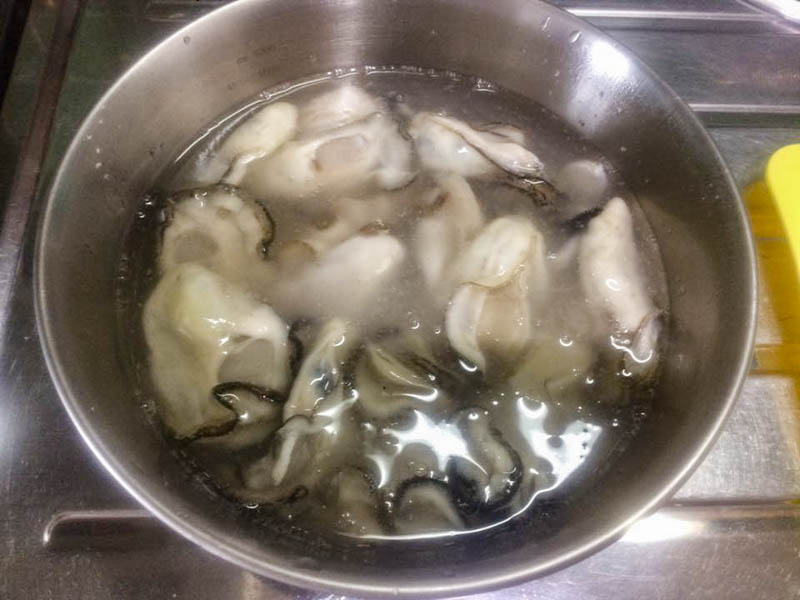 牡蠣をボウルで洗う