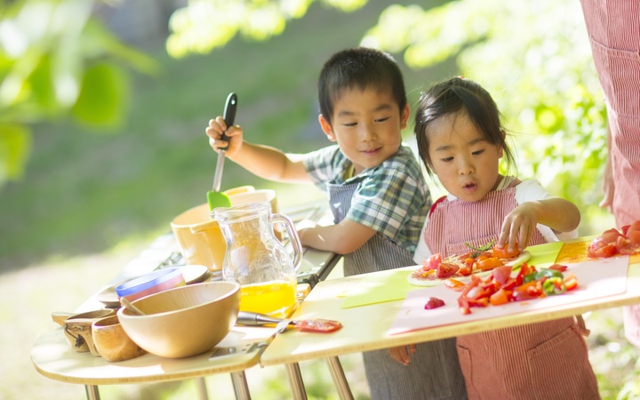 食事の支度をする子ども