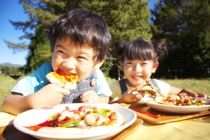 ピザを食べる子どもたち