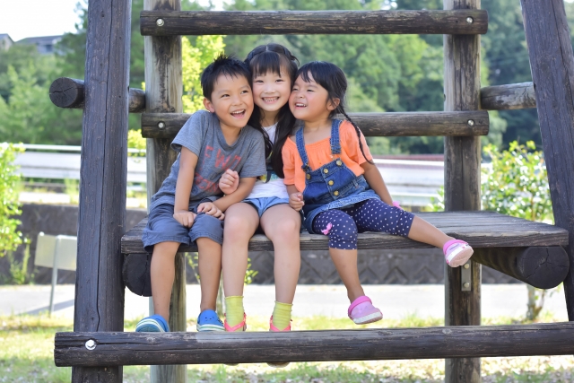 アスレチックで遊ぶ子ども３人