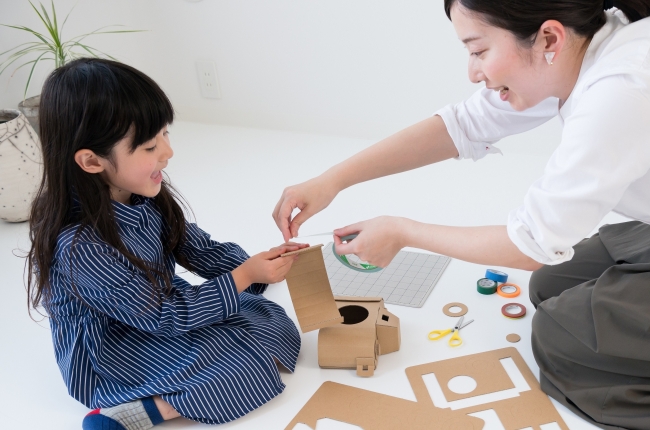 母と子どもでダンボールづくり