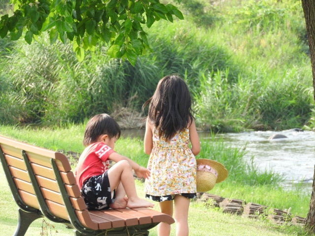 公園の池の前の兄弟