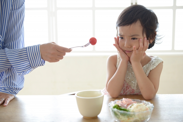 トマトを食べるのを嫌がる子ども