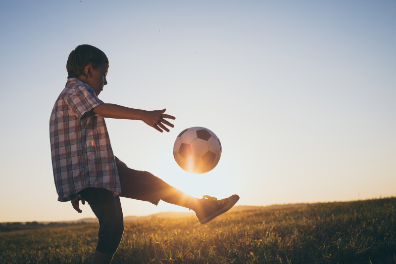 サッカーしている子ども