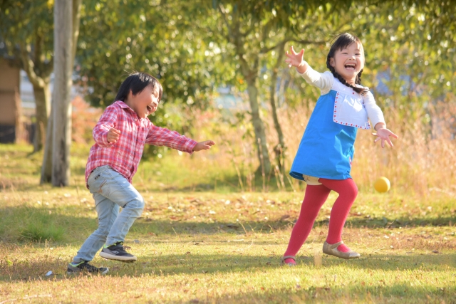 公園を走る子どもたち