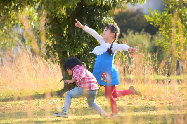 ひろばで遊ぶ兄弟