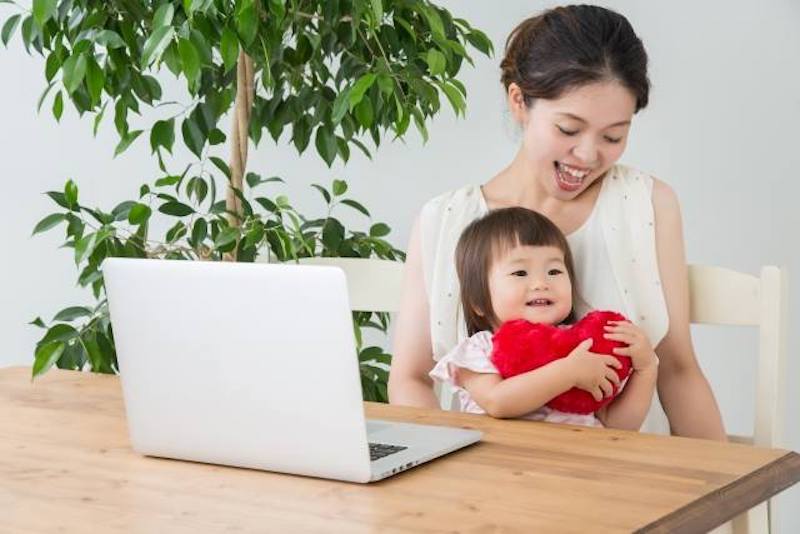 パソコンの前のママと子ども