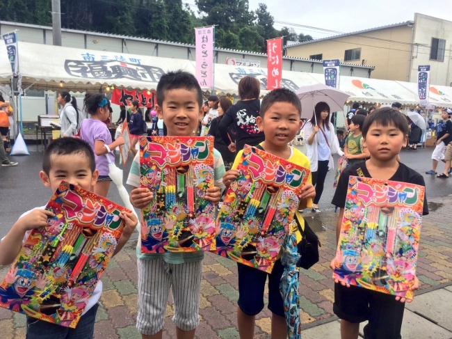 花火を受け取る宮城県南三陸町のこどもたち