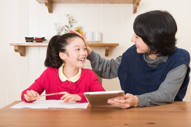 子どもを褒める母親