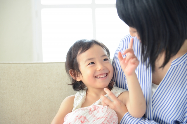 笑顔の子どもとママ