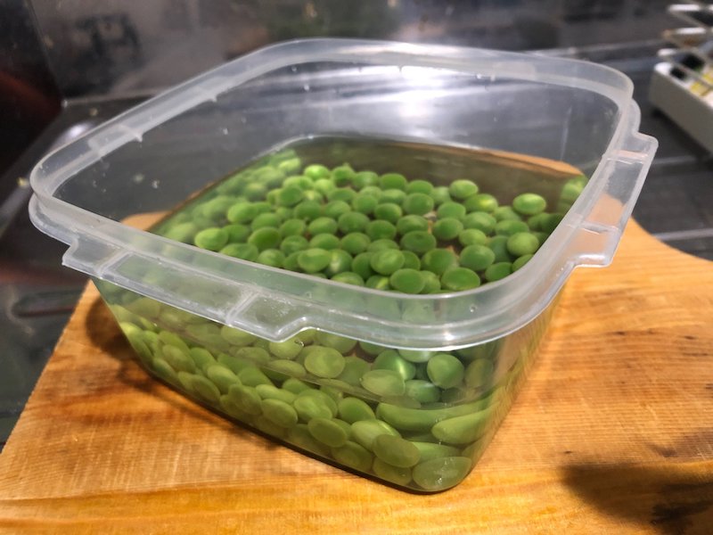 えんどう豆を保存容器に入れる