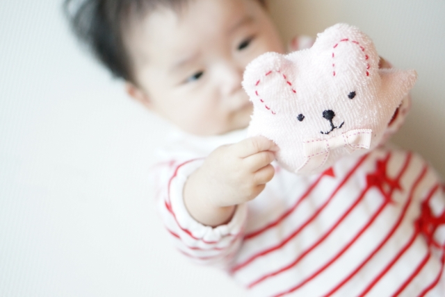 ぬいぐるみで遊ぶ子ども