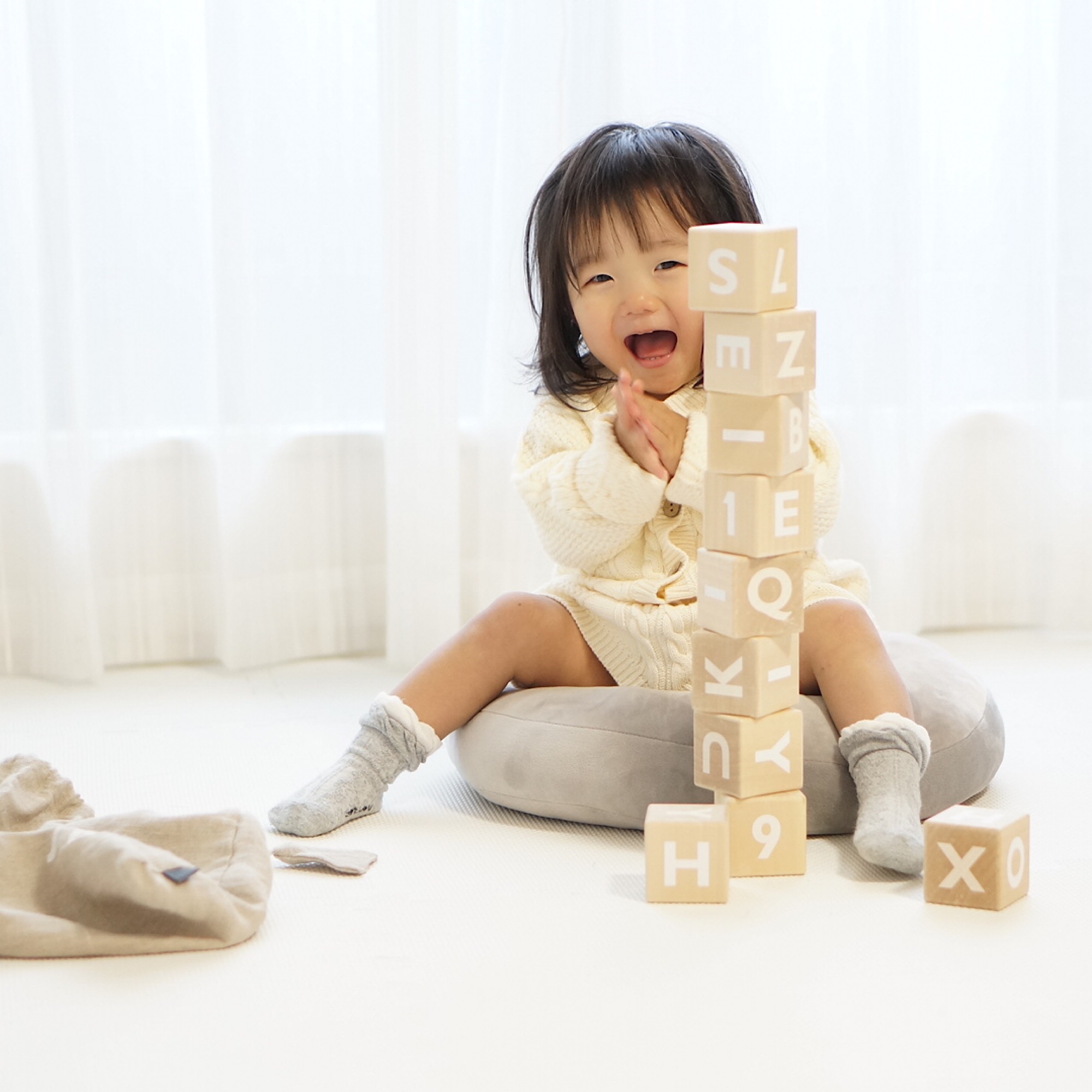 積み木で遊ぶ子ども